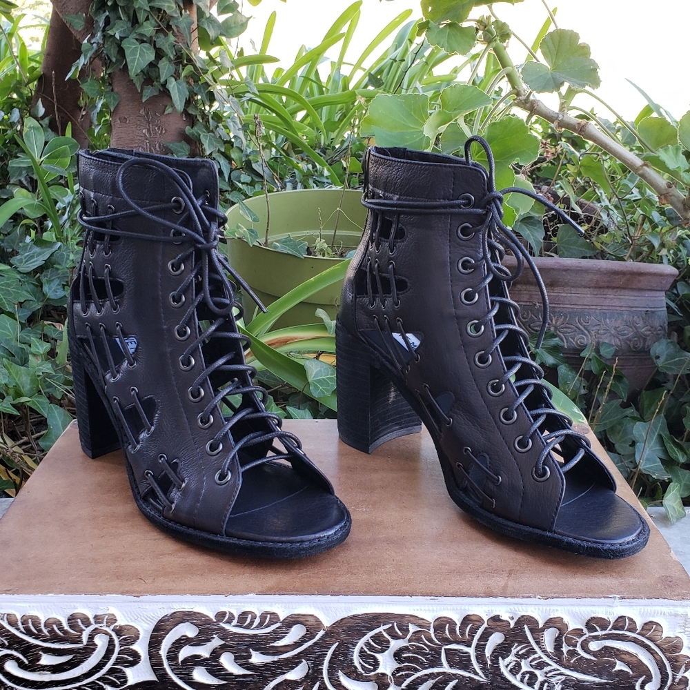 Edgy Cool Steve Madden Black Leather Caged Sandals - Picture 3 of 7